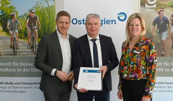 Landrat Markus Ramers, Aufsichtsratsvorsitzender der Eifel Tourismus GmbH, Minister Gregor Freches und Landrätin Julia Gieseking, stellvertretende Aufsichtsratsvorsitzende der Eifel Tourismus GmbH (Bild: Eifel Tourismus GmbH)